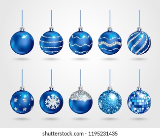 Conjunto de bolas de Navidad azules realistas con diferentes patrones de secuencias de plata. Ilustración del vector 