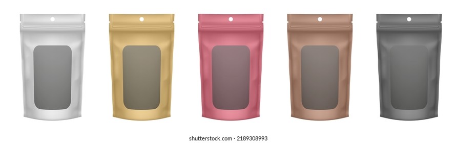 Set von realistischen Folienbeutel mit transparentem Fenster und Hängelloch. Flexible Katzenfutterbeutel. Weiße, goldene, rote, braune und schwarze Folienbeutel. Plastikbeutel für Kaffee, Süßigkeiten, Hacken oder Nüsse.