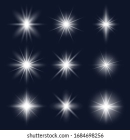 Conjunto de ilustraciones vectoriales de relámpagos de estrellas blancas realistas. Efectos de luz y color frío. Las lentes se proyectan o rezuman un estilo plano. Aislado sobre fondo oscuro