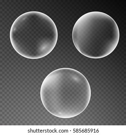 Conjunto de burbujas realistas de agua de jabón aisladas sobre fondo transparente. Ilustración vectorial.