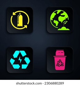 Ponga la papelera de reciclaje con el símbolo de reciclado y lata, Reciclando botella de plástico, Batería con el símbolo de reciclado y globo terrestre y planta. Botón cuadrado negro. Vector