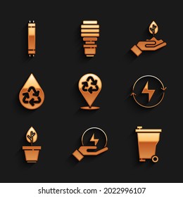 Ajuste el icono de la Reciclaje, el Relámpago, la Basura, la olla de la planta, el agua limpia, la mano y la lámpara fluorescente. Vector