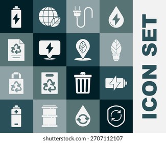 Conjunto de símbolos de reciclaje dentro del escudo, batería, bombilla con hoja, enchufe eléctrico, relámpago, reciclaje de papel e ícono de Locación. Vector