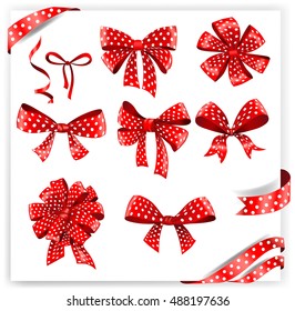 Conjunto de arcos de regalo de polka rojo con cintas. Ilustración vectorial. 
