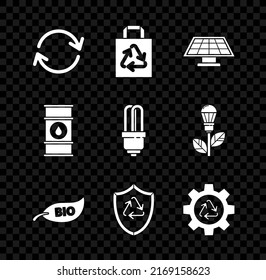 Ajuste Refrescar, Bolsa de compra de papel con reciclar, Panel de energía solar, Símbolo de biología hoja, Reciclar el escudo interior, y engranajes, Línea de barril de aceite e icono de bombilla LED. Vector