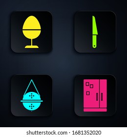 Ponga refrigerador, huevo de pollo en un puesto, filtro de té de bolas y cuchilla. Botón cuadrado negro. Vector