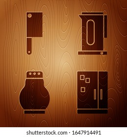 Refrigerador, Chopper de carne, Sal y pimienta y hervidor de agua con mango sobre fondo de madera. Vector