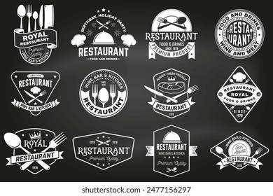 Conjunto de logotipo del restaurante en la pizarra. Vector. Diseño gráfico Antiguas para logotipo, etiqueta, placa con placa, filete, cloche con tapa, tenedor y cuchillo. Cocina, logotipo de cocina para el restaurante de menú o