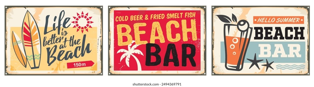 Set mit Schildern der Retro-Strandbar mit einem Glas kalten Getränk, Palmen und Surfbrettern. Sommerurlaub und Werbeschilder im Lebensstil. Vektorgrafik Poster Illustration.