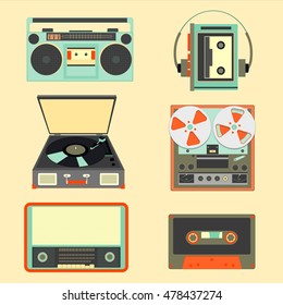 Set Retro-Musikgadgets aus dem 2. Jahrhundert. Alte Musikinstrumente, Vektorgrafik. Stereoanlage auf Band, Tonkassette, Rollen-zu-Rollen-Recorder, Walkman-Player, Radio, Grammophon