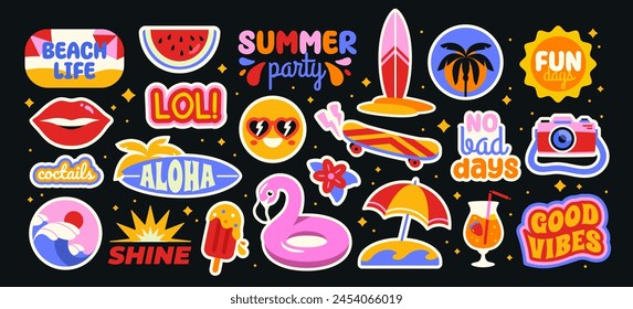 Conjunto de pegatinas de verano retro. Insignias de Antiguas groovy con cóctel, palmera, playa, tabla de surf y fiesta de verano o Elementos de vacaciones. Colección de Vector plano de dibujos animados aislado sobre fondo negro