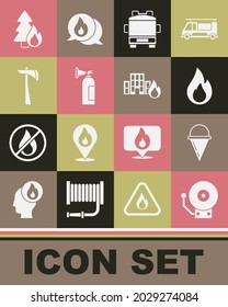 Ponga la campana de alarma, cubo de conos de fuego, llama, camión, extintor, hacha de bomberos, árbol de arboleda de quemadura y icono de edificios en llamas. Vector
