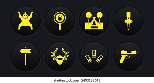 Fijar la señal de tráfico por carretera, la llama de la antorcha, las gargantas de ciervos en escudo, los cartuchos, la tienda de campaña turística, la búsqueda de las garras, la pistola Pistol y el icono de piel del oso. Vector