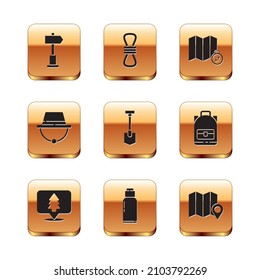 Wegbeschilderung festlegen, Lage des Waldes, Wasserflasche Canteen, Schaufel, Camping-Hut, Karte und Climber-Seilsymbol. Vektorgrafik