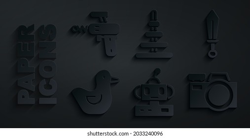 Juego de juguete Robot, Espada, Pato de goma, Cámara fotográfica, Pirámide e icono de pistola Ray. Vector