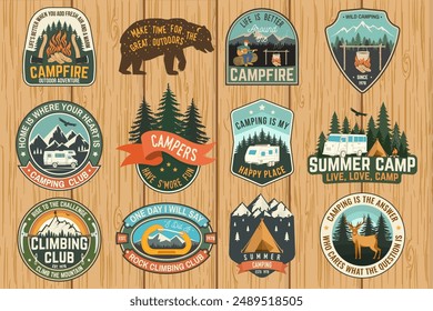 Conjunto de insignias de club de escalada y campamento de verano. Vector. Concepto de camisa o estampado, sello, parche. Diseño de tipografía Antiguas con carpa de camping, remolque, camper, escalador, mosquetón y montañas.