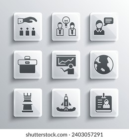 Juego de Cohetes, Insignia de identificación, globo terrestre, Formación, presentación, Estrategia de negocio, Maletín, Jefe con empleado y icono de charla de burbuja de voz. Vector