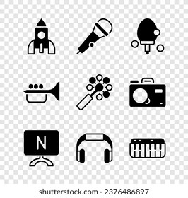 Set Rocket ship juguete, Micrófono, Racket, Smart Tv, Auriculares, Sintetizador de música, Trumpet y icono de bebé Rattle. Vector