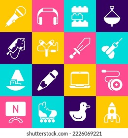 Juego de juguetes para barcos de cohete, Yoyo, flecha Dart, ladrillos de bloques de construcción de juguetes, Slingshot, caballo, micrófono y icono de Espada. Vector