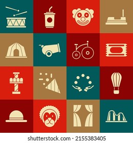 Ponga la montaña rusa, el globo de aire caliente, el billete Circus, la cabeza de payaso, el cañón, la tienda, el tambor con palos de tambor y el icono de la bicicleta de época. Vector