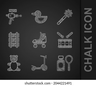Ponga patinaje sobre ruedas, patineta, botella de burbujas de jabón, Tambor con palos de tambor, juguete de peluche de oso de peluche, ferrocarril de juguetes, varita mágica e icono de pistola Ray. Vector