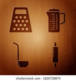 Ponga el rodillo , Grater , Kitchen ladle y Teapot sobre fondo de madera. Vector
