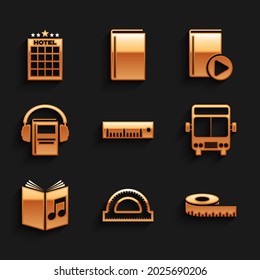 Establece la regla, la rejilla del tractor, la medida de cinta, el bus, el libro de audio y el icono de construcción del hotel. Vector