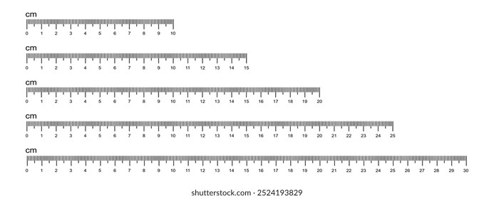 Conjunto de escalas de régua com marcações de 10, 20, 25 e 30 centímetros isoladas no fundo branco. Layout de ferramenta de medida de comprimento de costura ou matemática. Ilustração gráfica vetorial.