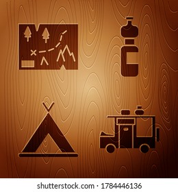Set Rv Camping trailer, Mapa doblado con ubicación, tienda de campaña turística y Botella de agua sobre fondo de madera. Vector