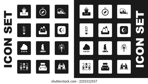 Rv Camping Anhänger, Berge, Knife, Mülleimer, Mond und Sterne, Kompass, Torchflamme und Cloud mit Regen Icon. Vektorgrafik
