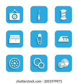 Fijar el pasador de seguridad, botón de costura, bola de yarn, hierro eléctrico, medida de cinta, hilo e icono de la tienda de sastre. Vector