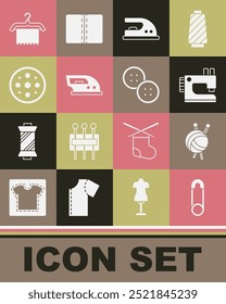 Set Pin de seguridad, bola de hilo con agujas de tejer, máquina de coser, plancha eléctrica, Botón, colgador, armario e icono. Vector