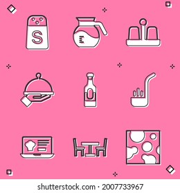 Set Salz, Kaffeekanne und Pfeffer, Bekleidet mit Tray Food, Weinflasche, Küchenleiter, Online-Bestellung Lieferung und Holzstuhl Symbol. Vektorgrafik
