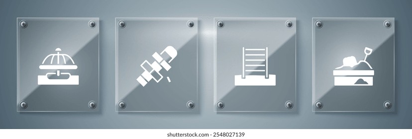 Conjunto Sandbox con arena, pared sueca, Hopscotch y carrusel de atracción. Paneles de vidrio cuadrados. Vector