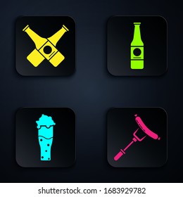 Setzen Sie Würstchen auf die Gabel, Crossed Bierflasche, Glas Bier und Bierflasche. Schwarze Quadrat-Taste. Vektorillustration