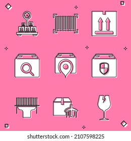 Establecer escala con caja de cartón, código de barras, tráfico de cartón, paquete de búsqueda, ubicación, blindaje de seguridad de entrega, barra de escaneo de escáner y plano e icono. Vector