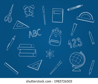 Juego de artículos escolares con tiza en una pizarra azul. Ilustración aislada en un fondo azul.
