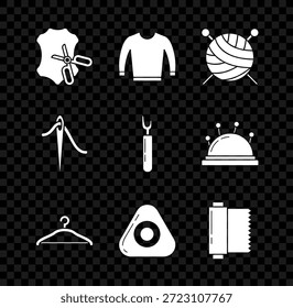 Tijeras y cuero, suéter, bola de hilo con agujas de tejer, armario de la suspensión, tiza de costura, rollo de tela textil, aguja para hilo de coser y cortador icono de herramienta. Vector