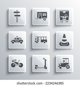 Set Scooter, Traffic-Kegel, Bus, Fahrrad, Taxi-Auto, Straßenverkehrsschilder und Symbol. Vektorgrafik