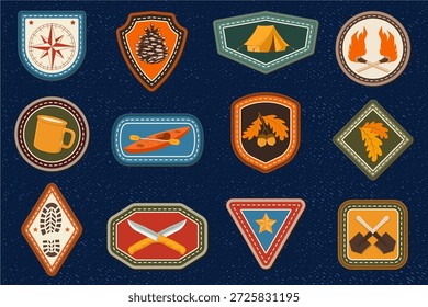 Conjunto de distintivo Scout com bússola, caneca de acampamento, pinho cone, barco caiaque com remo, facas. Vetor. Patch de mérito, adesivo para acampar ao ar livre e atividades acadêmicas