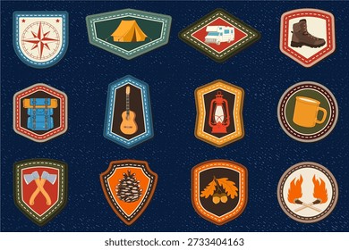 Pfadfinderabzeichen mit Kompass, Campingbecher, Kiefernzapfen, Reiserucksack, gekreuzten Achsen. Vektor. Merit Patch, Aufkleber für Camping im Freien und akademische Aktivitäten