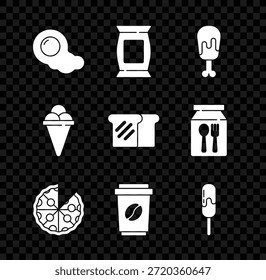 Conjunto de huevos revueltos, chips de papa bolsa o paquete, pierna de pollo, pizza, taza de café go, helado, en cono de gofre y pan tostado icono. Vector