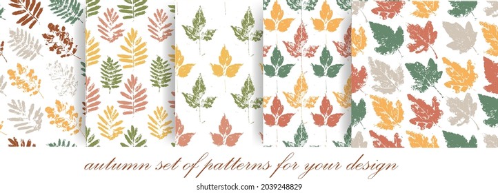 Eine Reihe von nahtlosen Mustern mit Herbstblättern im Grunge-Stil. Farbige Silhouetten von Blättern auf weißem Hintergrund. Herbstdruck für Textilien oder einen Hintergrund für Ihren Text.