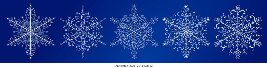 Set mehrerer schöner, komplexer Weihnachtsschneeflocken, weiß auf blauem Hintergrund