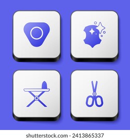 Ajuste tiza de costura, cuero, plancha eléctrica y tabla de planchar y el icono Tijeras. Botón cuadrado blanco. Vector