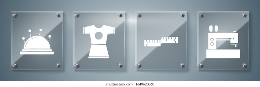Set Nähmaschine, Tape Measure, Frauenkleid und Nadeln. Viereckige Glasplatten. Vektorillustration