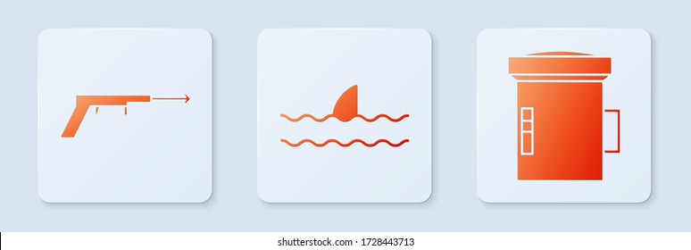 Ponga aleta de tiburón en olas oceánicas, arpón de pesca y gran linterna para bucear. Botón cuadrado blanco. Vector