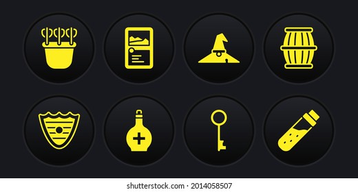 Escudo de juego, barril de pólvora de arma, Botella con poción, llave antigua, sombrero de bruja, colección de juegos de cartas e icono de flechas de Quiver. Vector