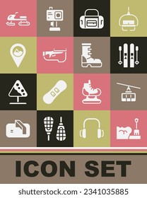 Colocar la pala en la deriva de nieve, Cable car, Ski y palos, Sport bag, Biathlon rifle, Location with mountain, Snowmobile y Waterproof de goma icono. Vector