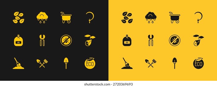 Conjunto de hoz, pala y rastrillo, Stop colorado escarabajo, tijeras de jardinería, carretilla, semillas de plantas específicas y Nube con icono de lluvia. Vector